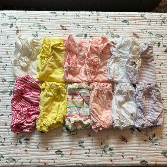 Baby GAP Mix and Match Ruffle Body Suit & Bloomer Sets (6 outfits) - Picture 4 of 13
